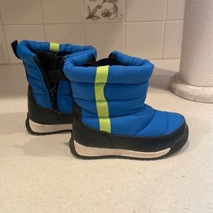 Toddler Boys Size 9 zip up snow boots
